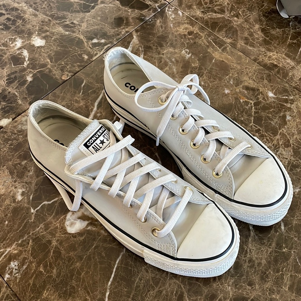 Women’s Converse All Stars size 10